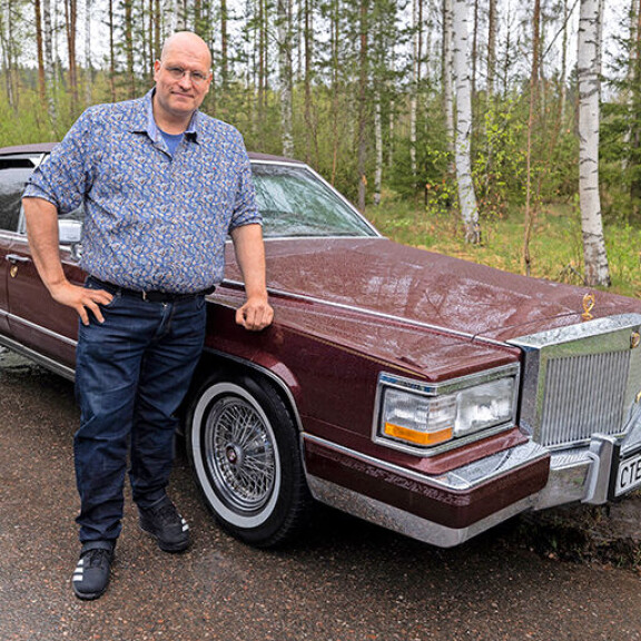 Kun liekit löivät kotitalossa, Mikan piti luovuttaa matkailuauto asiakkaalle. – Ei siinä voinut sanoa, ettei teillä olekaan lomaa, kun meillä palaa talo! Homma oli vain hoidettava. mika