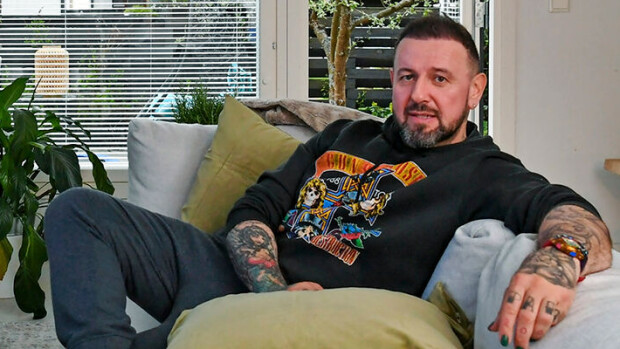 Kaksi naista kyläillyt! Uuteen kotiin muuttanut Esko Eerikäinen paljastaa: ”Monelle julkisuus on ongelma” Esko Eerikäinen