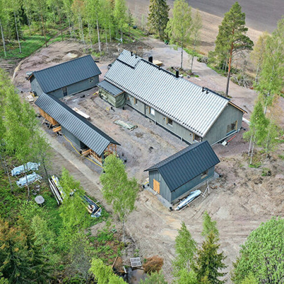 Matin uusi pesä sijaitsee puolentoista hehtaarin kokoisen metsän siimeksessä, josta saa talon lämmitykseen sopivia klapeja. matti vanhanen