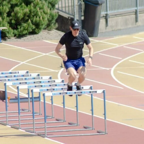 Robin loikki esteiden yli kepeästi kuin kauris. Robin loikki esteiden yli kepeästi kuin kauris.