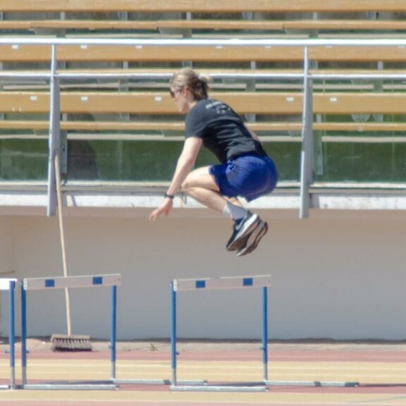 Robin pomppi urheilukentällä lähes tunnin ajan. Teräspeppu herätti huomiota Paavo Nurmen stadionilla. Robin pomppi urheilukentällä lähes tunnin ajan.