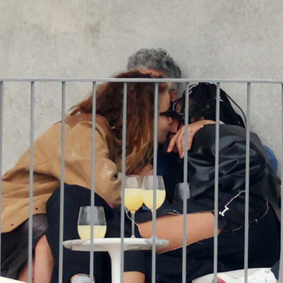 Ohjaaja jäi kauniiden tähtien pusutteluhetken väliin. rita tessa ja taika