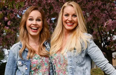 CatCat-duo muistelee Euroviisukokemustaan: Virpi suri tappiotaan hotellihuoneessa – Katja lähti bailaamaan!