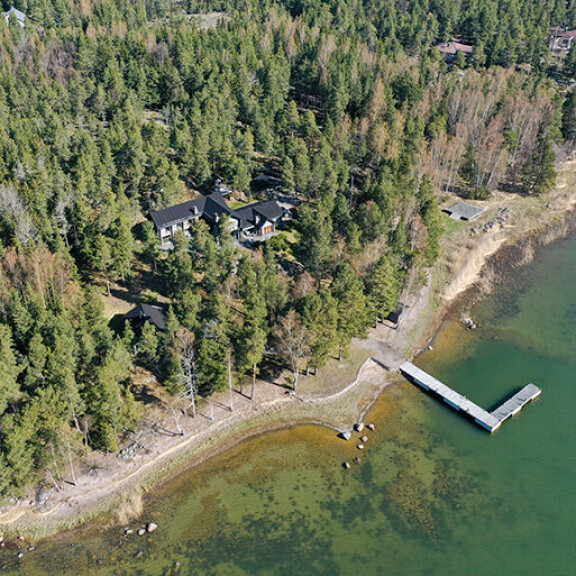 Porkkalanniemen upean merenranta-rakennuksen kruunaa idyllinen rantasauna ja oma helikopterikenttä. Markku