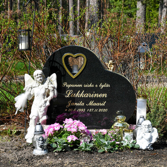 Janita Lukkarisen viimeinen toive toteutui – ikuista lepopaikkaa koristaa kaunis sydänhautakivi ja enkelipatsaat Janitan hautakivi