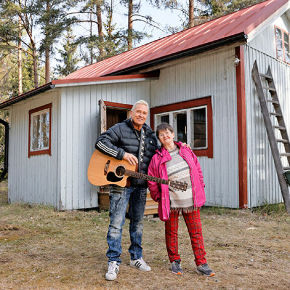 Seiskan reportteri Kai Merilä kuuli Mailiksen avunpyynnön ja aloitti pahasti rapistuneen Baddingin kotitalon remonttitalkoot. – Toivottavasti tupareita vietetään jo elokuussa livemusan siivin, kaksikko pohti. Kaitsu ja Mailis