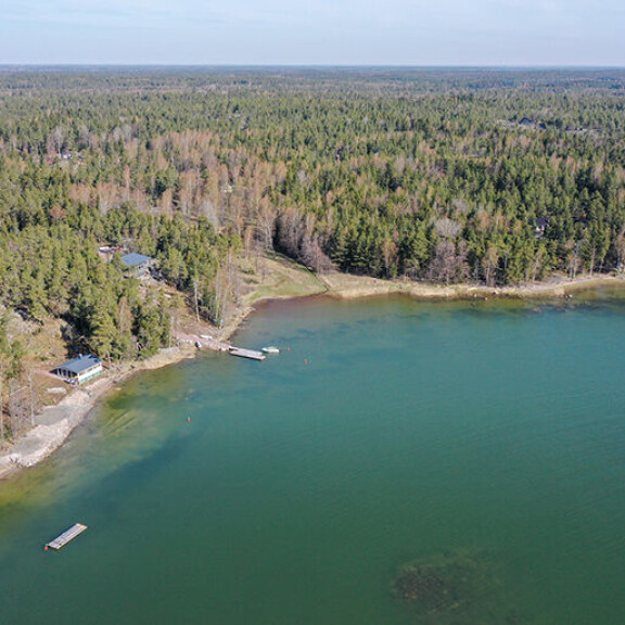 Kuvassa: vasemman reunan keskellä on Samu Haberin mökki. Markun mökki sijaitsee kuvassa oikealla. mökit