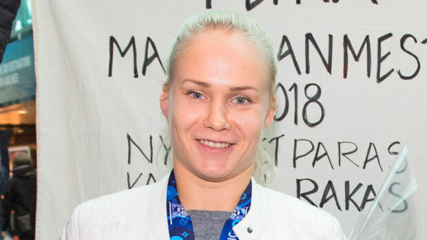 Kännissä presidentinlinnassa! Petra Olli paljasti totuuden itsenäisyyspäivän juhlista: ”Oltiin aika tuiterissa siellä” Petra Olli