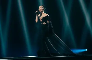 Takaisin Suomessa! Tyrmäävä Jenni Vartiainen lumosi koko Helsingin Messukeskuksen – takana rankka vuosi maailman pandemiakeskuksessa