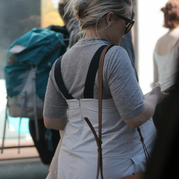 Viimeisillään raskaana oleva Anna Puu näppäili kännykkää kadulla maha pystyssä - kuva! Anna Puu