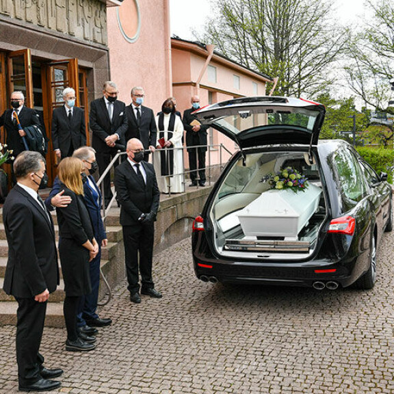 Läheiset jättivät viimeiset hyvästit Matti 'Fredi' Siitoselle - leski murtui lohduttomiin kyyneliin Matti Siitosen hautajaiset