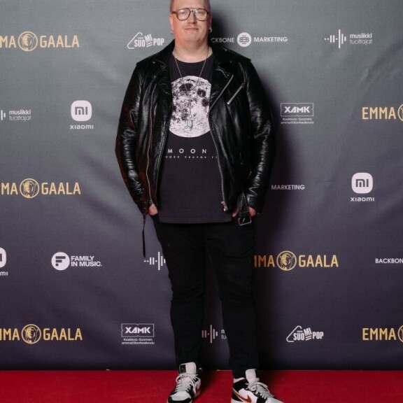Arttu Wiskarin vyötäröltä on lähtenyt kymmeniä kiloja. Arttu Wiskarin vyötäröltä on lähtenyt kymmeniä kiloja.