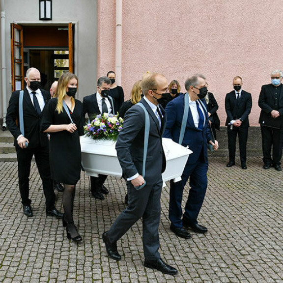 Läheiset jättivät viimeiset hyvästit Matti 'Fredi' Siitoselle - leski murtui lohduttomiin kyyneliin Matti Siitosen hautajaiset