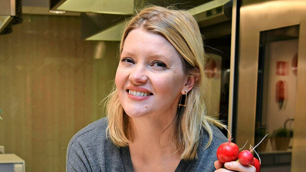 Todellisuus iski vasten kasvoja! Julkkiskokki Pipsa Hurmerinnan ihastuttava kuvapari hauskuuttaa somessa: 'Suomen äiti ja kesä kukkeimmillaan' Pipsa Hurmerinta