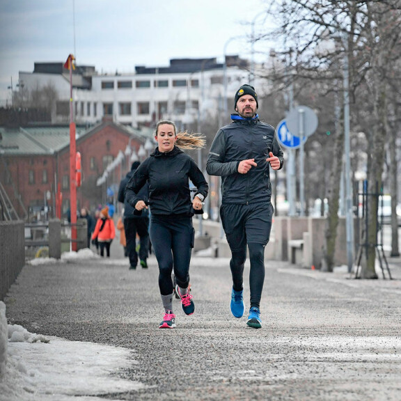 Kaksikolla on yhteisiä harrastuksia. martina ja hannu lenkillä
