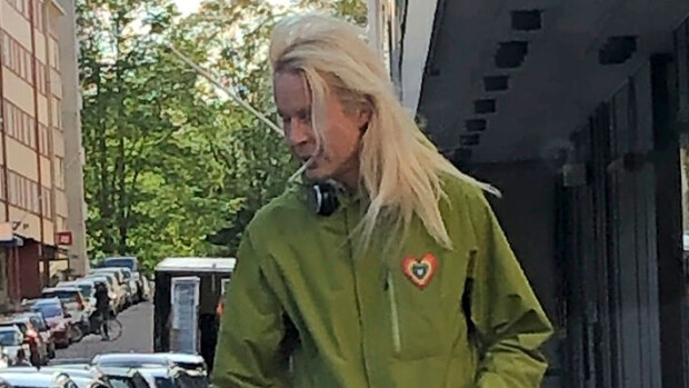 Mitäs nyt?! Kohukaupunginvaltuutettu Petrus Pennanen hiippaili kukkapuska kädessä - paparazzikuva! Petrus Pennanen