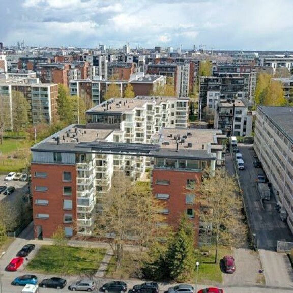 Niklas ja Piritta asuvat yhä vuoroviikoin upeassa luksuskattohuoneistossa. Niklas ja Piritta asuvat yhä vuoroviikoin upeassa luksuskattohuoneistossa.