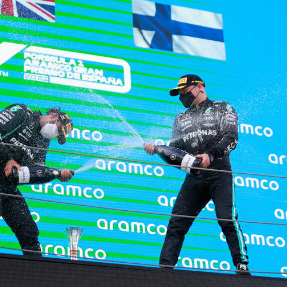 Tallitoverit ruikkivat toistensa päälleen podiumilla Espanjassa. bottas ja lewis