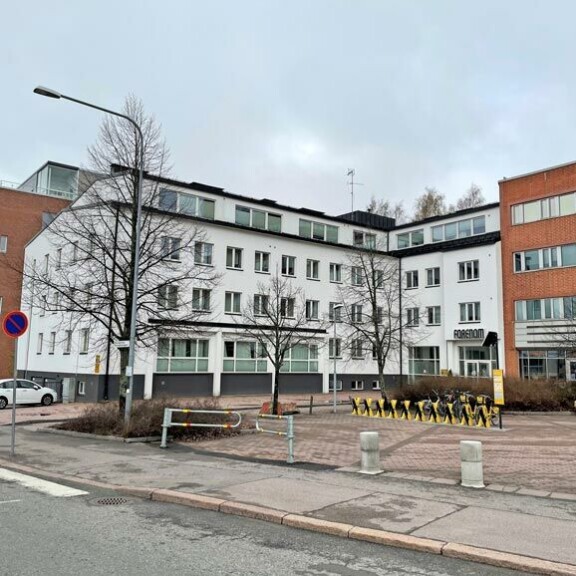 Niklas on tuttu näky huoneistohotellissa, mutta Stadin tavoiteluimman poikamiehen seurassa ei ole naisia nähty. Niklas on tuttu näky huoneistohotellissa, mutta Stadin tavoiteluimman poikamiehen seurassa ei ole naisia nähty.