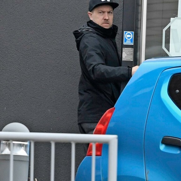 Paparazzi bongasi Niklaksen menevän hotellin ovesta sisään. Julkisuutta karttava mies katseli tuimasti valokuvaajan suuntaan. Paparazzi bongasi Niklaksen menevän hotellin ovesta sisään. Julkisuutta karttava mies katseli tuimasti valokuvaajan suuntaan.