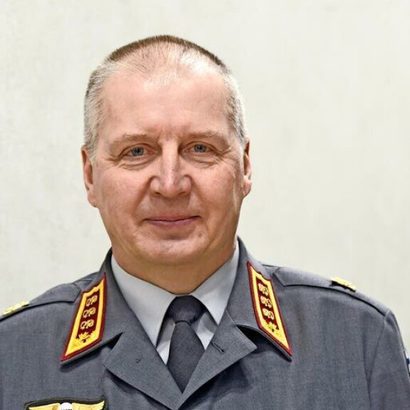 Idan Petri-isä työskentelee puolustusvoimissa maavoimien komentajana. Idan Petri-isä työskentelee puolustusvoimissa.