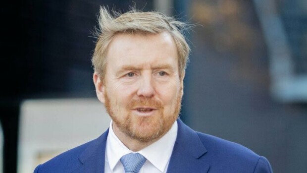 Hollannin kuningas Willem-Alexander kurvaili retroautolla – kuva! Hollannin kuningas