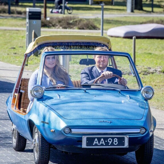 Hollannin kuningas Willem-Alexander kurvaili retroautolla – kuva! Auto