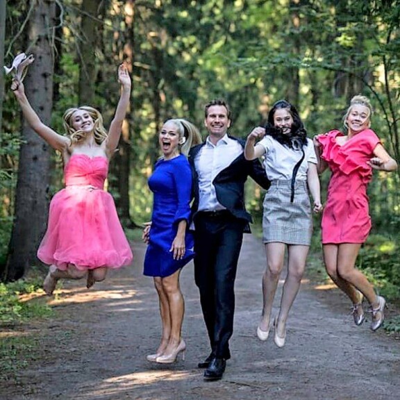 Tuulin rippijuhlat vuonna 2019. Kuvassa Tuuli, Pippa, Markku, Aava ja Iina. Tuulin rippijuhlat vuonna 2019. Kuvassa Tuuli, Pippa, Markku, Aava ja Iina.