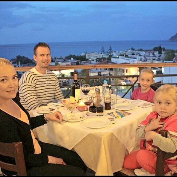 Pippa miehensä Markun sekä Tuulin ja Aavan kanssa Kreetalla vuonna 2010. Pippa miehensä Markun sekä Tuulin ja Aavan kanssa Kreetalla vuonna 2010.