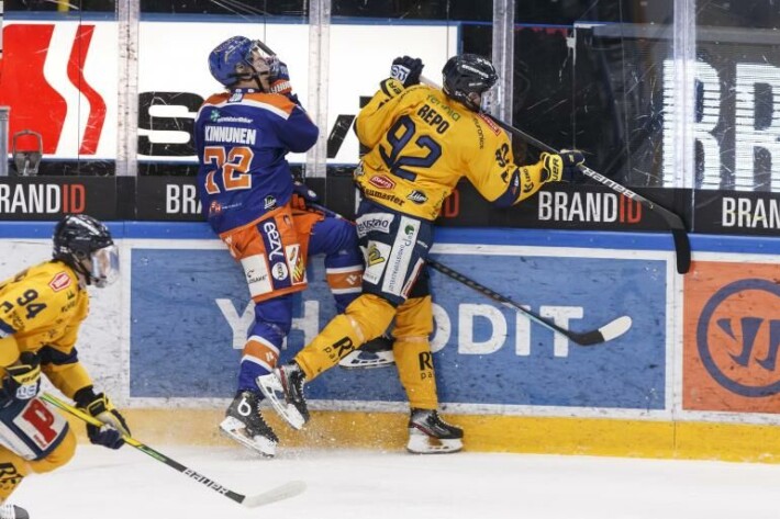 Rauman Lukko ja Sebastian Repo ovat runtanneet tieltään vastustajat toisensa jälkeen. Tässä kyytiä saa Tampereen Tappara. Rauman Lukko ja Sebastian Repo ovat runtanneet tieltään vastustajat toisensa jälkeen. Tässä kyytiä saa Tampereen Tappara.
