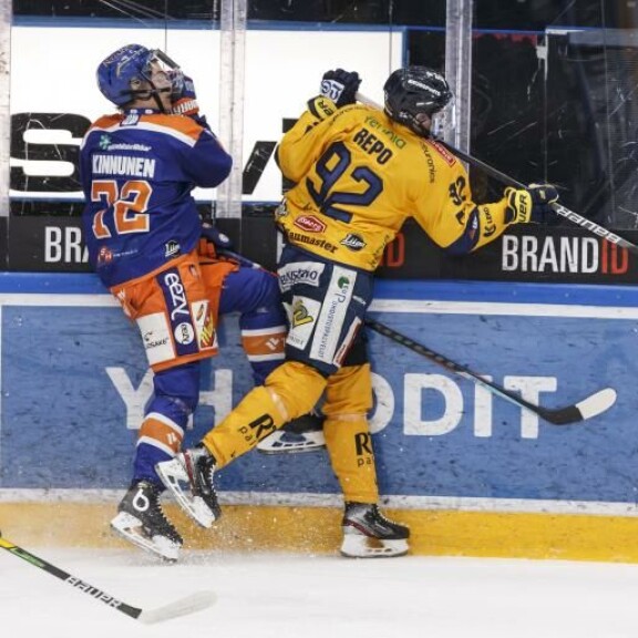 Rauman Lukko ja Sebastian Repo ovat runtanneet tieltään vastustajat toisensa jälkeen. Tässä kyytiä saa Tampereen Tappara. Rauman Lukko ja Sebastian Repo ovat runtanneet tieltään vastustajat toisensa jälkeen. Tässä kyytiä saa Tampereen Tappara.