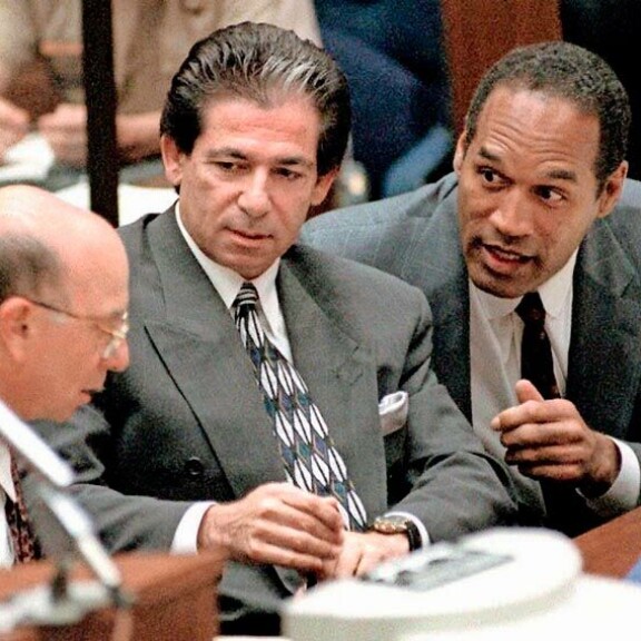 Bisneskuningattaren ensimmäinen aviomies Robert Kardashian (kesk.) sai runsaasti huomiota O.J.Simpsonin (oik.) murhaoikeudenkäynnissä 1995. Hän kuoli vuonna 2003 vain 59-vuotiaana. Bisneskuningattaren ensimmäinen aviomies Robert Kardashian (kesk.) sai runsaasti huomiota O.J.Simpsonin (oik.) murhaoikeudenkäynnissä 1995. Hän kuoli vuonna 2003 vain 59-vuotiaana.