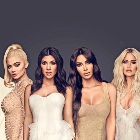Perheenäiti ei jää neuvottomaksi Kardashianit-sarjan päättyessä, vaan hänen on huhuttu tyttäriensä tavoin havittelevan kosmetiikka-alalle. Perheenäiti ei jää neuvottomaksi Kardashianit-sarjan päättyessä, vaan hänen on huhuttu tyttäriensä tavoin havittelevan kosmetiikka-alalle.
