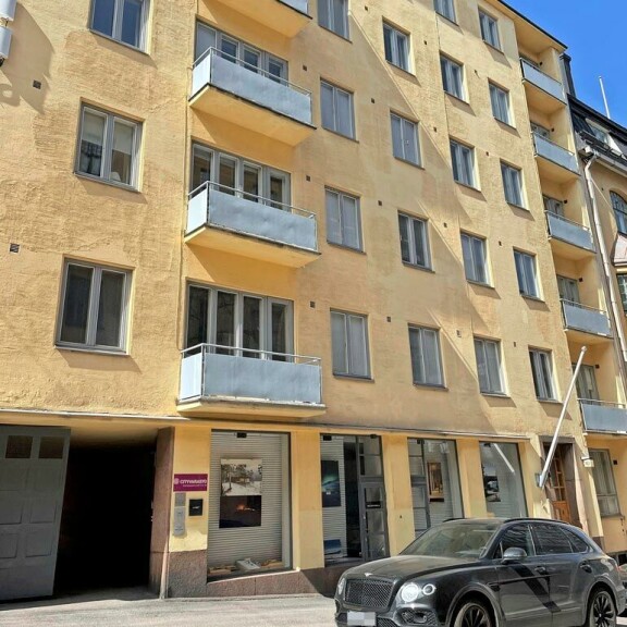 Bentley oli viime viikonloppuna parkissa Stefun Sofialle vuokraaman kaupunkiasunnon edustalla eteläisessä Helsingissä. Kaksikko vietti vappua Levillä. Bentley oli viime viikonloppuna parkissa Stefun Sofialle vuokraaman kaupunkiasunnon edustalla eteläisessä Helsingissä. Kaksikko vietti vappua Levillä.