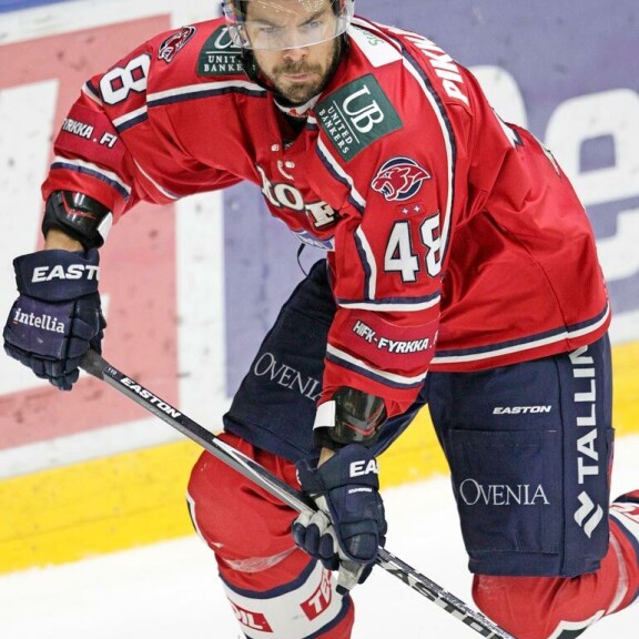 Hannu kiekkoili pitkän uran muun muassa HIFK:n paidassa. Puolustajalta löytyi myös kiekollista osaamista. Hannu kiekkoili pitkän uran muun muassa HIFK:n paidassa. Puolustajalta löytyi myös kiekollista osaamista.