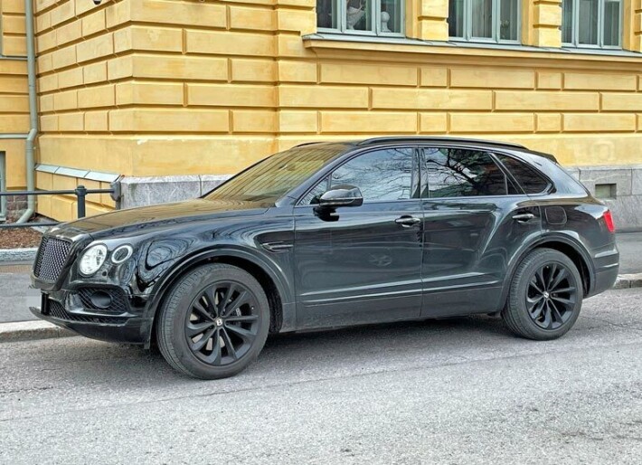 Stefun Bentley Bentayga on hybridiauto, eli sen käyttövoimana on bensiinimoottorin lisäksi sähkö. Auto kiihtyy nollasta sataan runsaassa viidessä sekunnissa, ja sille luvataan huippunopeudeksikin yli 250 kilometriä tunnissa. Stefun Bentley Bentayga on hybridiauto, eli sen käyttövoimana on bensiinimoottorin lisäksi sähkö. Auto kiihtyy nollasta sataan runsaassa viidessä sekunnissa, ja sille luvataan huippunopeudeksikin yli 250 kilometriä tunnissa.
