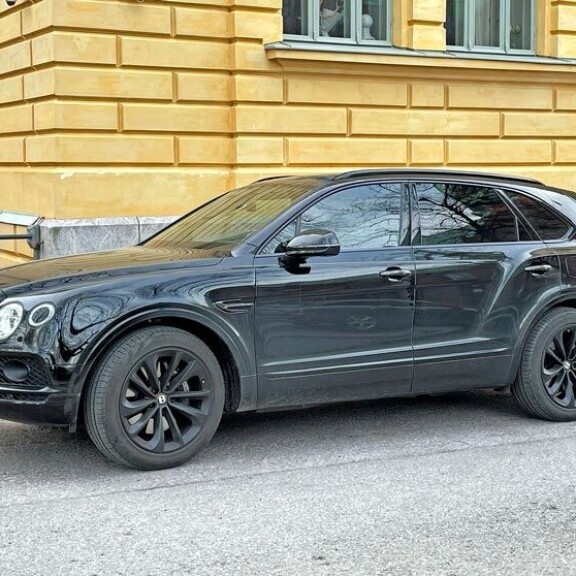 Stefun Bentley Bentayga on hybridiauto, eli sen käyttövoimana on bensiinimoottorin lisäksi sähkö. Auto kiihtyy nollasta sataan runsaassa viidessä sekunnissa, ja sille luvataan huippunopeudeksikin yli 250 kilometriä tunnissa. Stefun Bentley Bentayga on hybridiauto, eli sen käyttövoimana on bensiinimoottorin lisäksi sähkö. Auto kiihtyy nollasta sataan runsaassa viidessä sekunnissa, ja sille luvataan huippunopeudeksikin yli 250 kilometriä tunnissa.