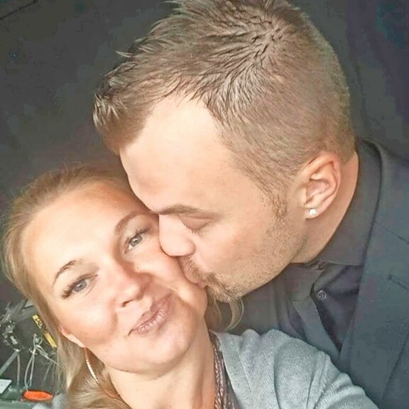 Heikki ja Clara tapasivat yhteisten ystävien kautta vuonna 2017. Heikki ja Clara tapasivat yhteisten ystävien kautta vuonna 2017.