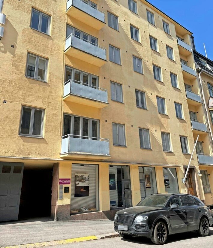 Bentley oli toissa viikonloppuna parkissa Stefun Sofialle vuokraaman kaupunkiasunnon edustalla eteläisessä Helsingissä. Kaksikko vietti vappua Levillä. Bentley oli toissa viikonloppuna parkissa Stefun Sofialle vuokraaman kaupunkiasunnon edustalla eteläisessä Helsingissä. Kaksikko vietti vappua Levillä.