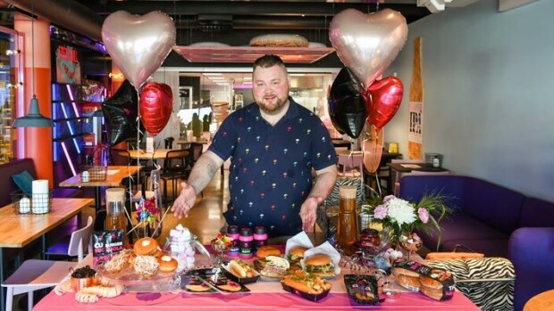 Hampurilaiskeisari Akseli Herlevin vinkit kotikokkailuun: Makea parantaa burgeria – katso video ja ota reseptit talteen! Akseli Herlevi