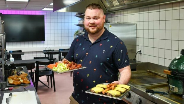 Vaatteet vähenevät serpentiinisateessa! Burgerimies Akseli Herlevi viettää työmiehen vappua! Akseli Herlevi