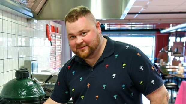 Purilaisparoni Akseli Herlevi ihmeissään: Mystisiä asiakkaita parveilee Naughty BRGRissa – ”Olemme Etelä-Korean kuuluisin suomalaispaikka!” Akseli Herlevi