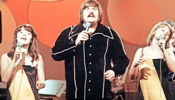 ”Pylly vasten pyllyä...” lauloi Fredi Euroviisuissa 1976. Viisuvoittoa ei tullut, mutta klassikkoiskelmä syntyi, ja kansa muistaa tunteellisen tulkitsijan myös hassuttelijana.