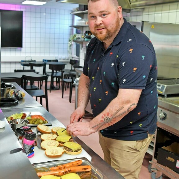 Naughty BRGR laajentaa vappuna purilais-imperiumiaan Suomen Chicagoon. – Odotukset uudesta Lahden-ravintolasta ovat todella kovat! Naughty BRGR laajentaa vappuna purilais-imperiumiaan Suomen Chicagoon. – Odotukset uudesta Lahden-ravintolasta ovat todella kovat!