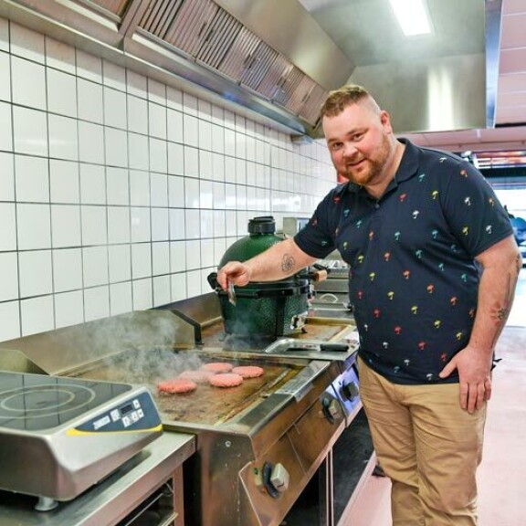 Muista painaa monttu! Burgeripihvi ilman sitä on kuin vappu ilman muistikuvia eli ei yhtikäs mitään. – Tärkeintä on varata reilusti burgereita, etteivät pääse loppumaan kesken juhlan. Muista painaa monttu! Burgeripihvi ilman sitä on kuin vappu ilman muistikuvia eli ei yhtikäs mitään. – Tärkeintä on varata reilusti burgereita, etteivät pääse loppumaan kesken juhlan.