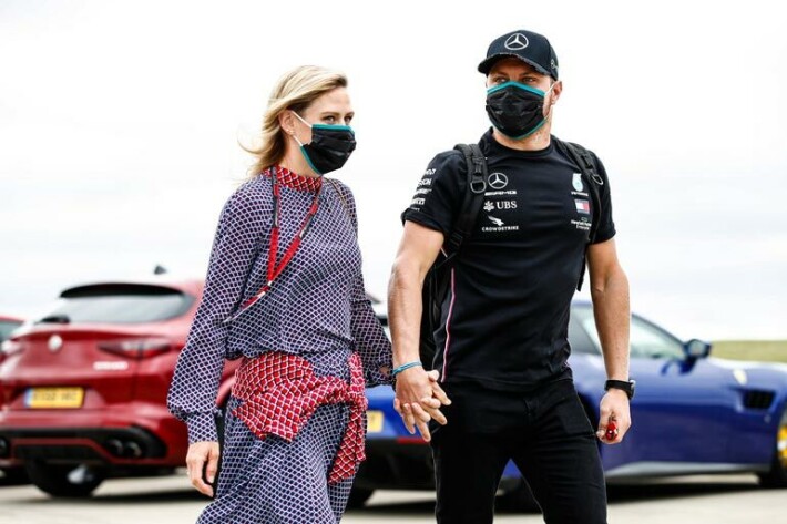 Valtteri ja Tiffany piiloutuvat usein julkisilla paikoilla aurinkolasien ja kasvomaskien taakse. Valtteri ja Tiffany piiloutuvat usein julkisilla paikoilla aurinkolasien ja kasvomaskien taakse.