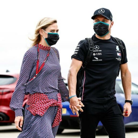 Valtteri ja Tiffany piiloutuvat usein julkisilla paikoilla aurinkolasien ja kasvomaskien taakse. Valtteri ja Tiffany piiloutuvat usein julkisilla paikoilla aurinkolasien ja kasvomaskien taakse.
