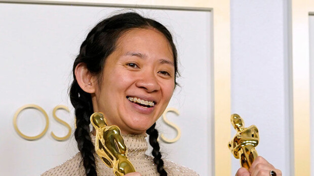 Ohho! Nämä yksityiskohdat Oscar-gaalasta on pakko nähdä: avustajakoiran liivit omistajansa puvun kanssa sävy sävyyn ja realistinen sydänlaukku! Chloe Zhao