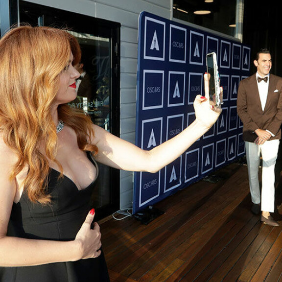 Näyttelijä Isla Fisher pysähtyi ottamaan selfietä Australian Sydneyn Oscar-gaalassa. Isla Fisher