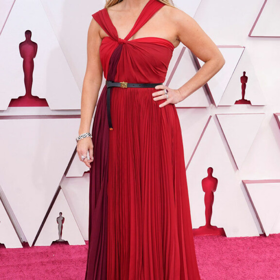 Blondi kosto -elokuvasarjasta julkisuuden valokeilaan singahtanut näyttelijä tekee töitä myös tuottajana. Reese witherspoon oscar 2021
